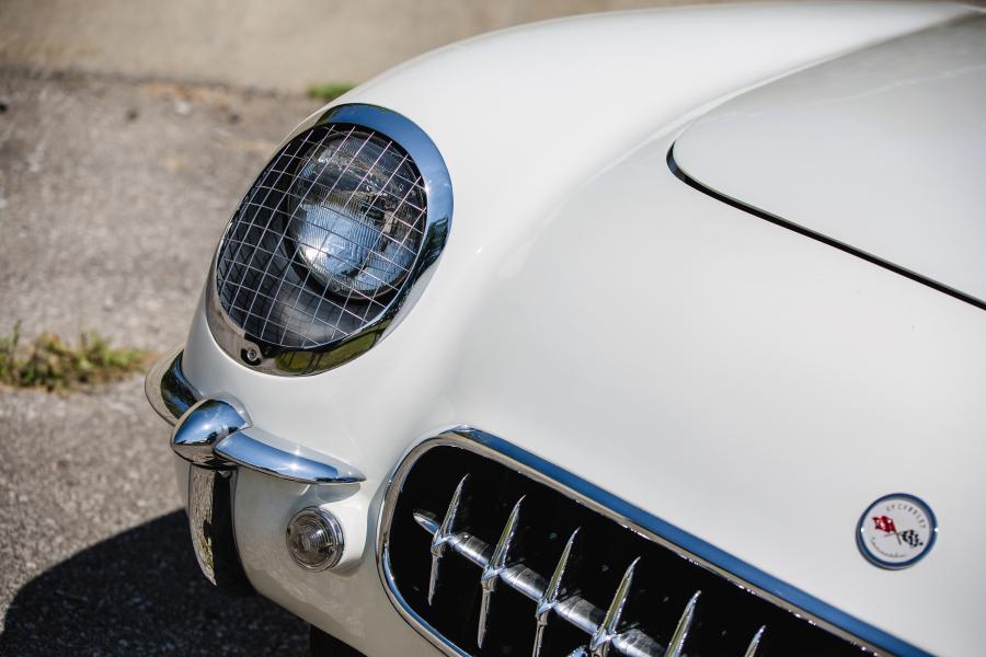 Детали экстерьера Chevrolet Corvette Polo White 1954 года  (фото 26 из 40)